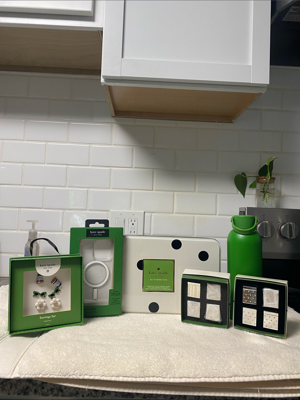 NWT kate spade green and white boxed jewelry & accessory gift set